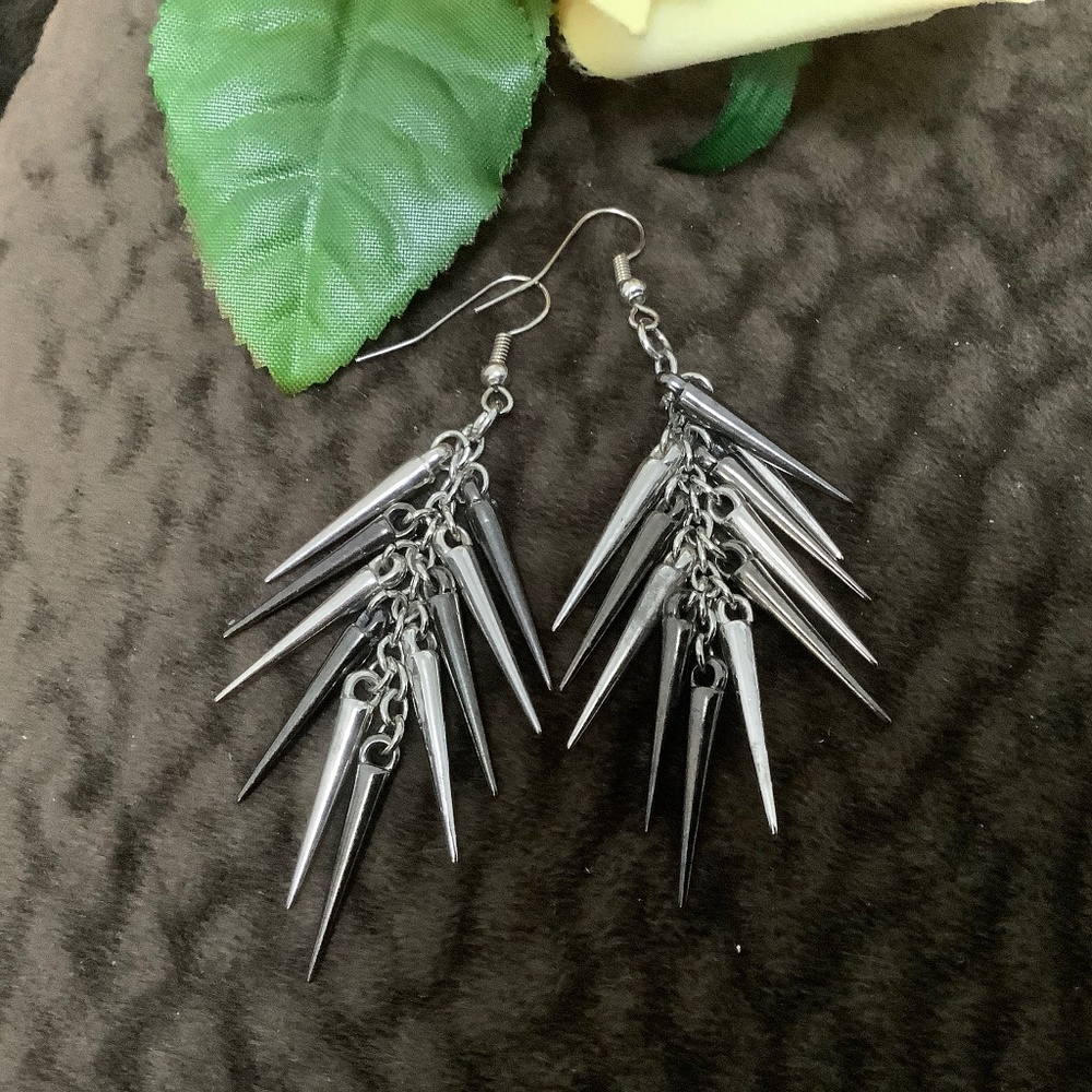 New Fancy Dangling Fashion Earrings - Picture 3 of 6